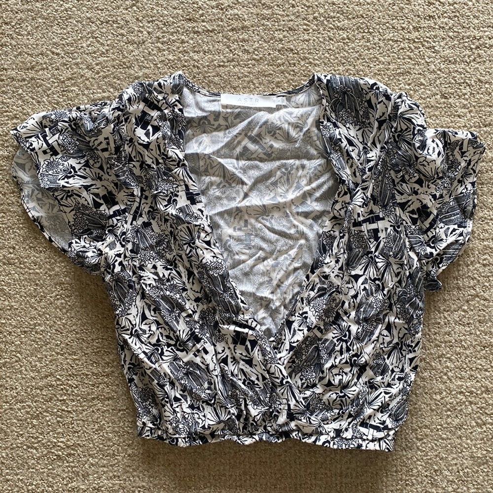 Astr The Label Jules Flutter Sleeve Crop Blouse I… - image 2